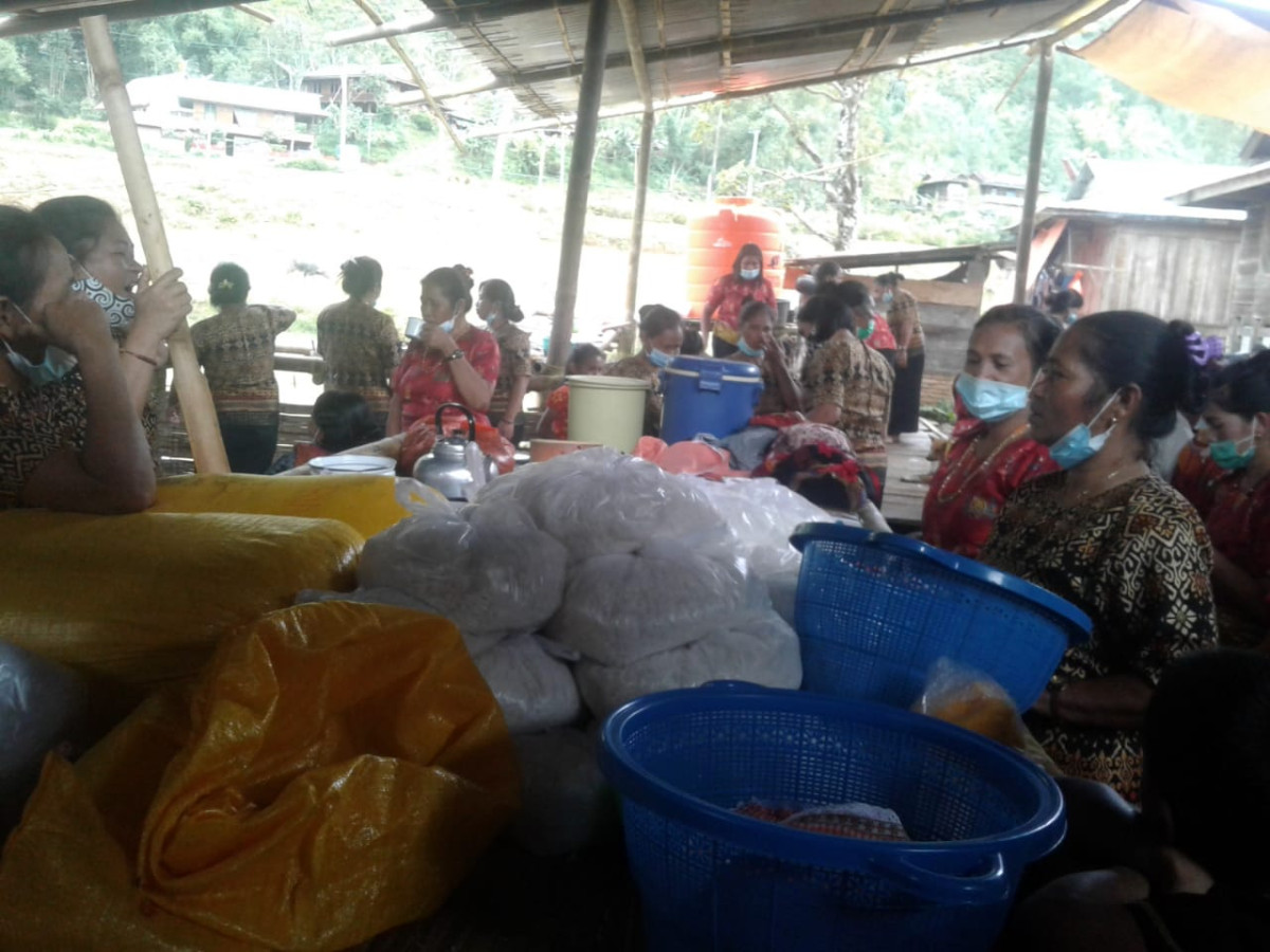 Gotong Rorong dalam Acara Rambu Solo'